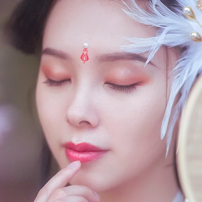 粉色桃花拂面帶團(tuán)扇女生頭像，唯美古風(fēng)真人頭