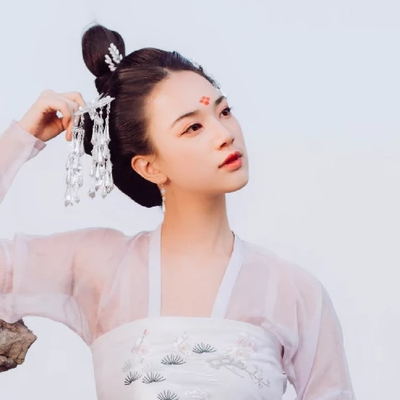淡雅紅妝帶團(tuán)扇女生頭像，唯美古風(fēng)真人頭像