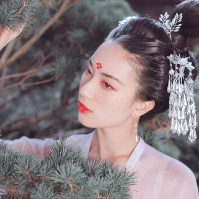 淡雅紅妝帶團(tuán)扇女生頭像，唯美古風(fēng)真人頭像