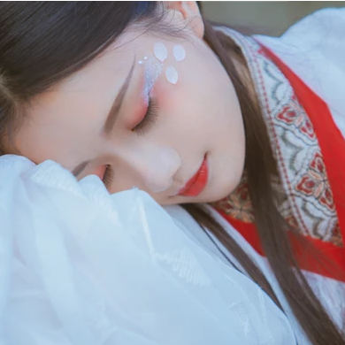 花落傷感喝酒女生頭像，唯美古風(fēng)真人頭像