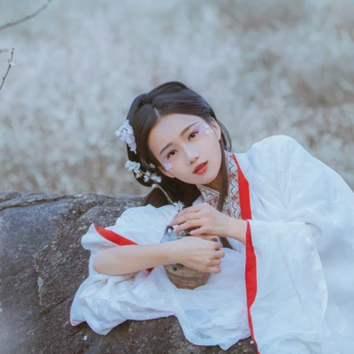 花落傷感喝酒女生頭像，唯美古風(fēng)真人頭像