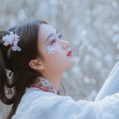 花落傷感喝酒女生頭像，唯美古風(fēng)真人頭像