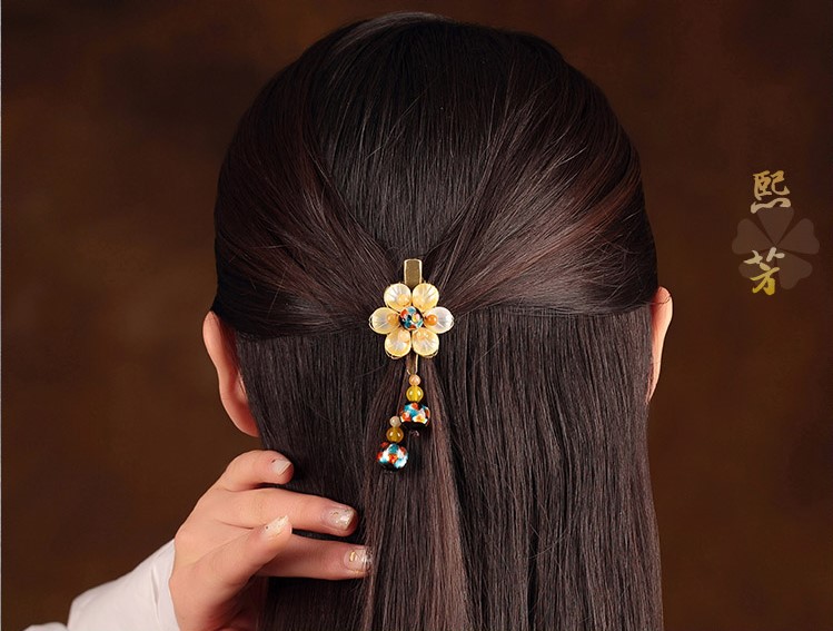 陽光花朵發(fā)夾，清新淡黃花頭飾
