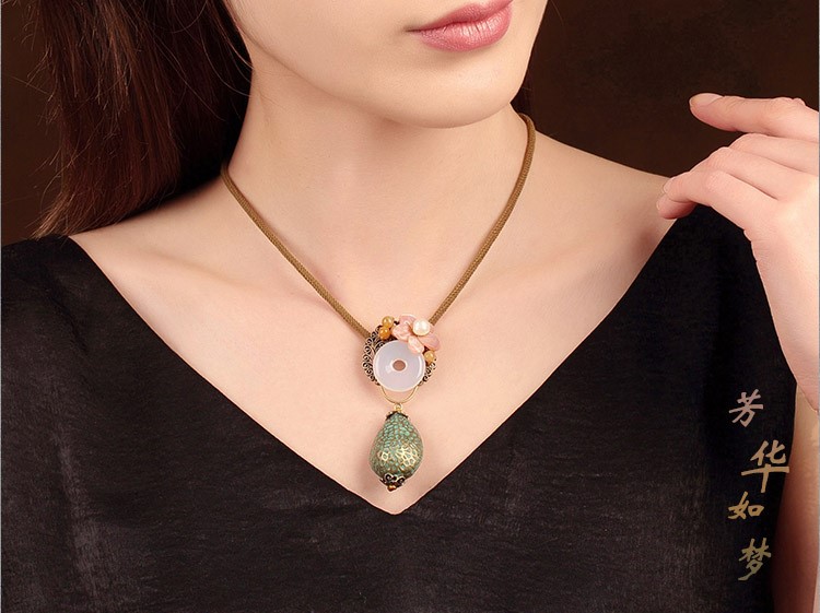 芳華如夢項(xiàng)鏈，別致典雅項(xiàng)鏈?zhǔn)罪? src="/yuedu/d/file/bigpic/190404/04/13-1P321131937.jpg" / data-qKmH="a1DlZk"><br / data-XIkU="iqWmvQ">
	<img alt=