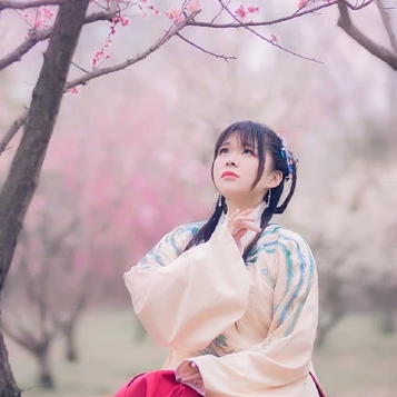 漫天桃花帶折扇女生頭像，唯美古風(fēng)真人頭像