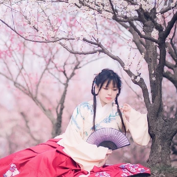 漫天桃花帶折扇女生頭像，唯美古風(fēng)真人頭像