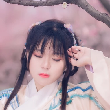 漫天桃花帶折扇女生頭像，唯美古風(fēng)真人頭像