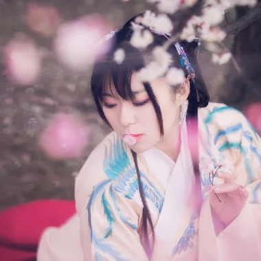 漫天桃花帶折扇女生頭像，唯美古風(fēng)真人頭像