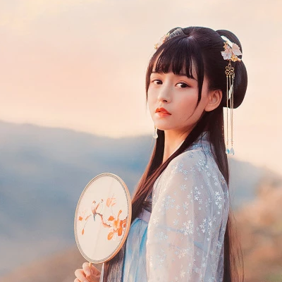 古典優(yōu)雅帶團(tuán)扇女生頭像，唯美古風(fēng)真人頭像
