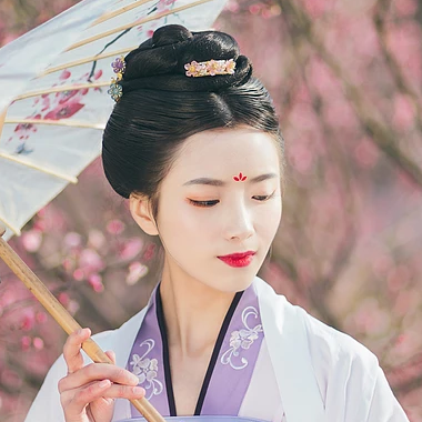 桃林探春帶傘女生頭像，唯美古風(fēng)真人頭像