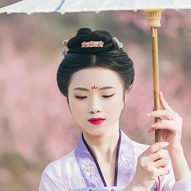 桃林探春帶傘女生頭像，唯美古風(fēng)真人頭像