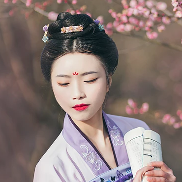 桃林探春帶傘女生頭像，唯美古風(fēng)真人頭像