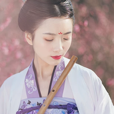 桃林探春帶傘女生頭像，唯美古風(fēng)真人頭像