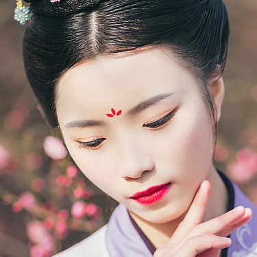 桃林探春帶傘女生頭像，唯美古風(fēng)真人頭像