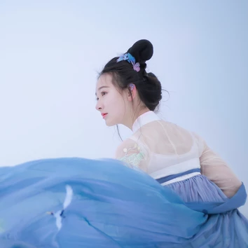 翩然蝴蝶帶傘女生頭像，唯美古風(fēng)真人頭像