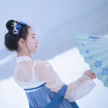 翩然蝴蝶帶傘女生頭像，唯美古風(fēng)真人頭像