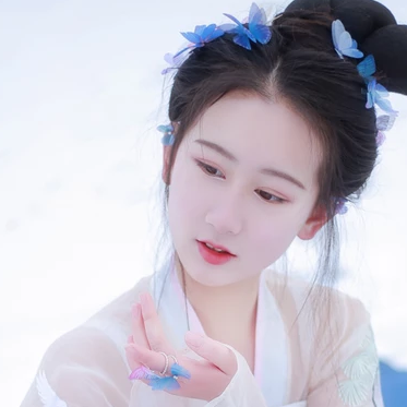 翩然蝴蝶帶傘女生頭像，唯美古風(fēng)真人頭像