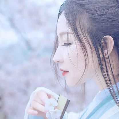 淡雅櫻花帶折扇女生頭像，唯美古風(fēng)真人頭像