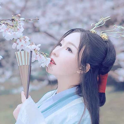 淡雅櫻花帶折扇女生頭像，唯美古風(fēng)真人頭像