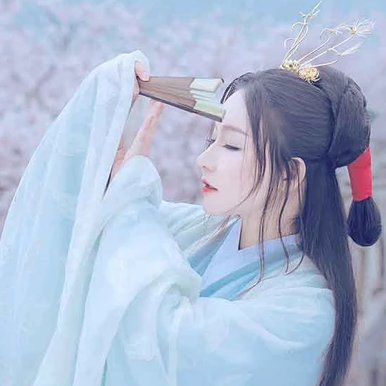 淡雅櫻花帶折扇女生頭像，唯美古風(fēng)真人頭像