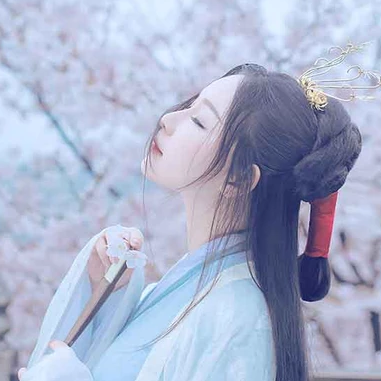 淡雅櫻花帶折扇女生頭像，唯美古風(fēng)真人頭像