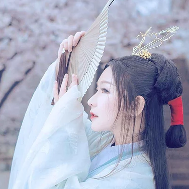 淡雅櫻花帶折扇女生頭像，唯美古風(fēng)真人頭像