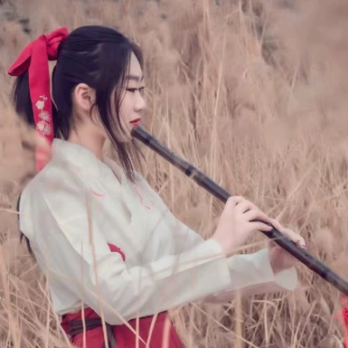 蘆葦叢文藝吹笛女生頭像，唯美古風(fēng)真人頭像