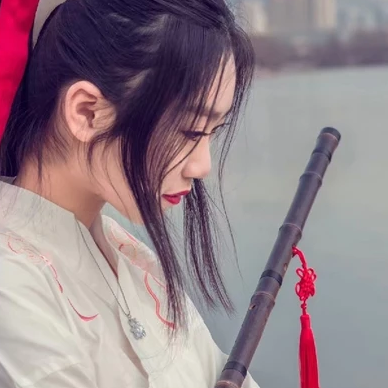蘆葦叢文藝吹笛女生頭像，唯美古風(fēng)真人頭像