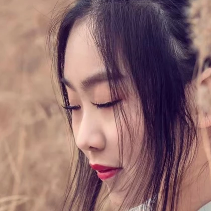 蘆葦叢文藝吹笛女生頭像，唯美古風(fēng)真人頭像