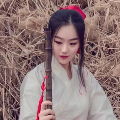 蘆葦叢文藝吹笛女生頭像，唯美古風(fēng)真人頭像