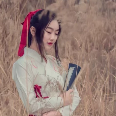 蘆葦叢文藝吹笛女生頭像，唯美古風(fēng)真人頭像
