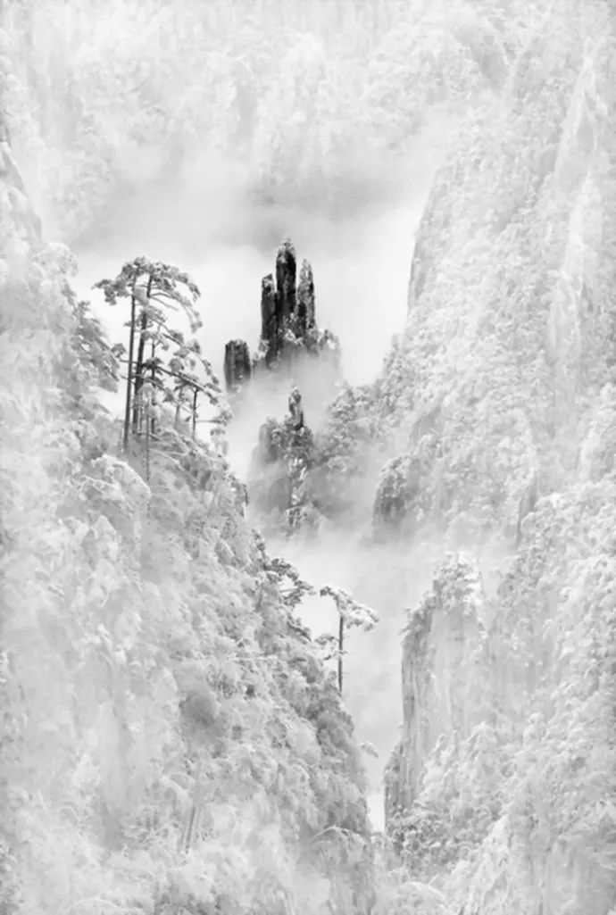 雪后黃山風(fēng)景宛如人間仙境，舞一曲雪中霓裳羽