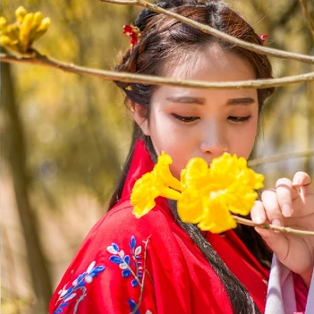 嬌艷花朵紅衣女生頭像，唯美古風(fēng)真人頭像