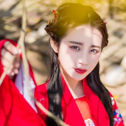 嬌艷花朵紅衣女生頭像，唯美古風(fēng)真人頭像