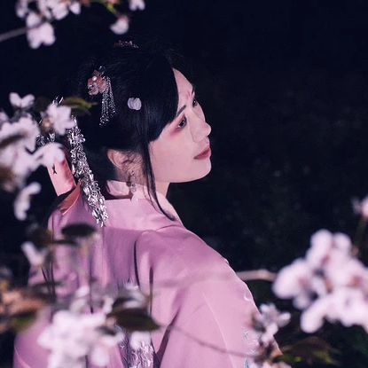 夜晚粉櫻帶燈女生頭像，唯美古風(fēng)真人頭像
