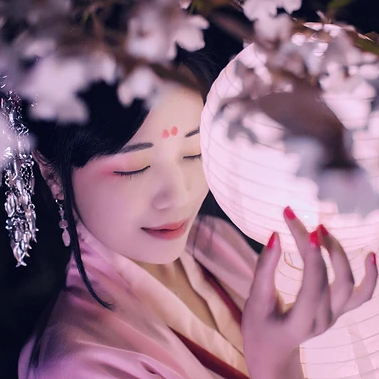 夜晚粉櫻帶燈女生頭像，唯美古風(fēng)真人頭像