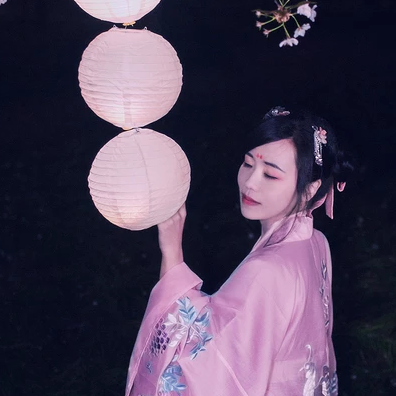 夜晚粉櫻帶燈女生頭像，唯美古風(fēng)真人頭像