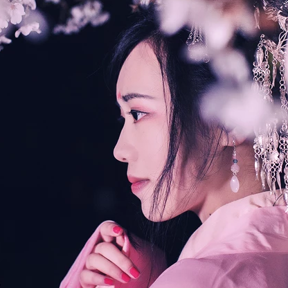 夜晚粉櫻帶燈女生頭像，唯美古風(fēng)真人頭像