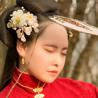 紅衣持團(tuán)扇女生頭像，唯美古風(fēng)真人頭像