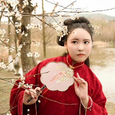 紅衣持團(tuán)扇女生頭像，唯美古風(fēng)真人頭像