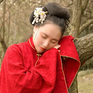 紅衣持團(tuán)扇女生頭像，唯美古風(fēng)真人頭像