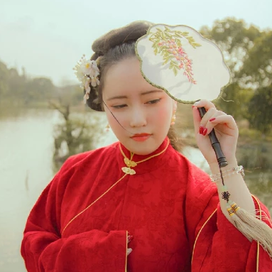 紅衣持團(tuán)扇女生頭像，唯美古風(fēng)真人頭像