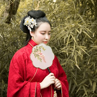 紅衣持團(tuán)扇女生頭像，唯美古風(fēng)真人頭像