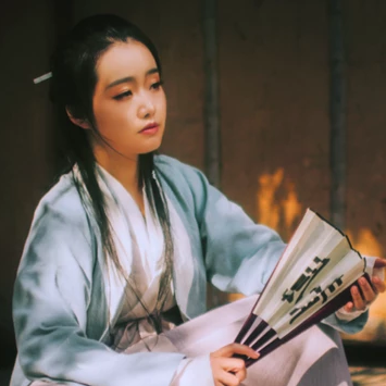 離別傷感帶折扇女生頭像，唯美古風(fēng)真人頭像