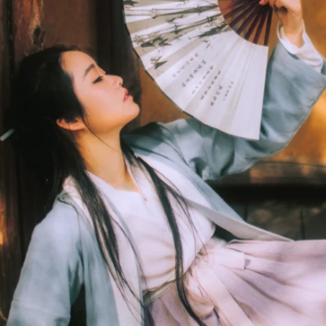 離別傷感帶折扇女生頭像，唯美古風(fēng)真人頭像