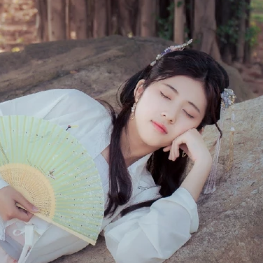 青春白衣帶折扇女生頭像，唯美古風(fēng)真人頭像