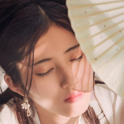 青春白衣帶折扇女生頭像，唯美古風(fēng)真人頭像