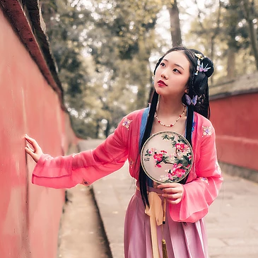 殷紅帶團(tuán)扇女生頭像，唯美古風(fēng)真人頭像