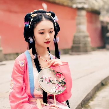 殷紅帶團(tuán)扇女生頭像，唯美古風(fēng)真人頭像