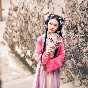 殷紅帶團(tuán)扇女生頭像，唯美古風(fēng)真人頭像